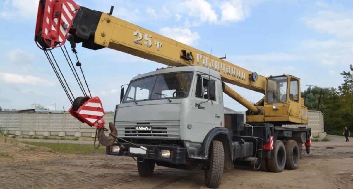 Автокран на базе КАМАЗ с выдвинутой стрелой